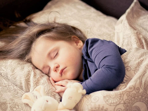 Pourquoi mon bébé ne dort-il pas toute la nuit ? Les solutions