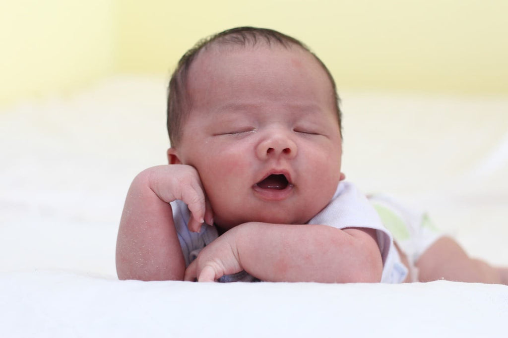 Mon bébé ne dort pas : Pourquoi et que faire ?