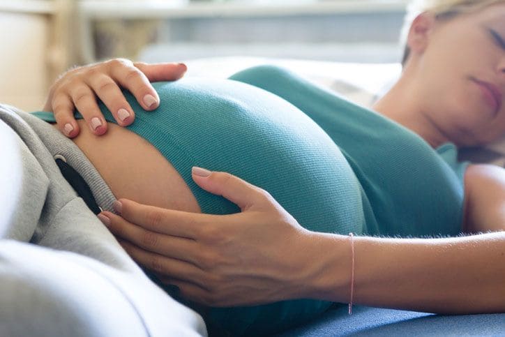 Dormir sur le dos enceinte: Dangereux ou indispensable?