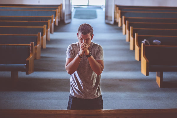 Rêver de voir quelqu’un prier : Quelles significations ?