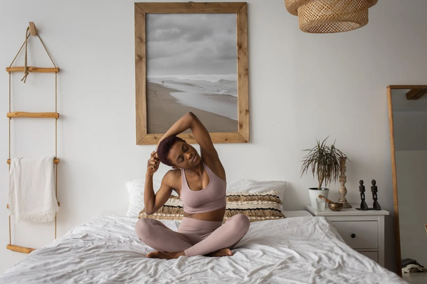 Routine de yoga matinale à faire dans son lit