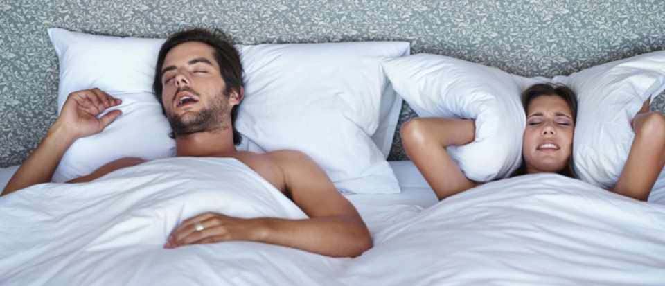 Ronflement pendant le sommeil: Causes et Solutions