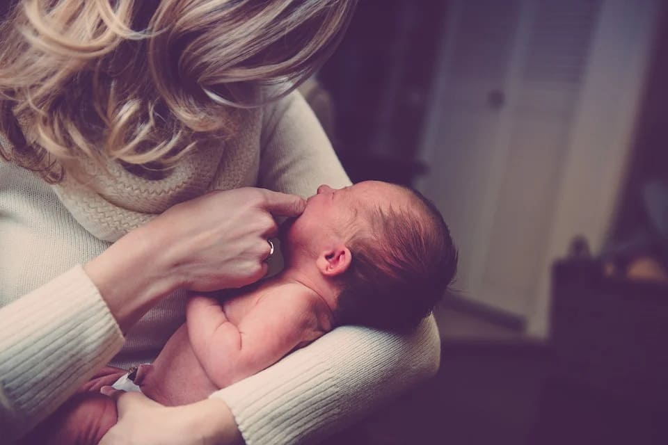 Rêver de porter un bébé dans ses bras: Quelles significations?