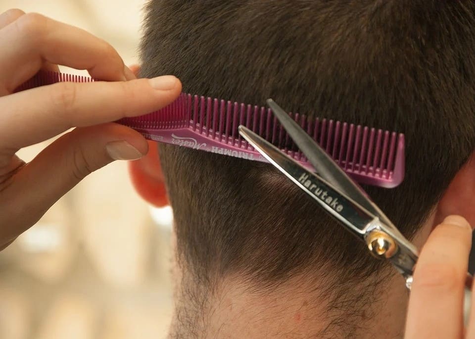 Rêver de se faire couper les cheveux: Quelles significations?